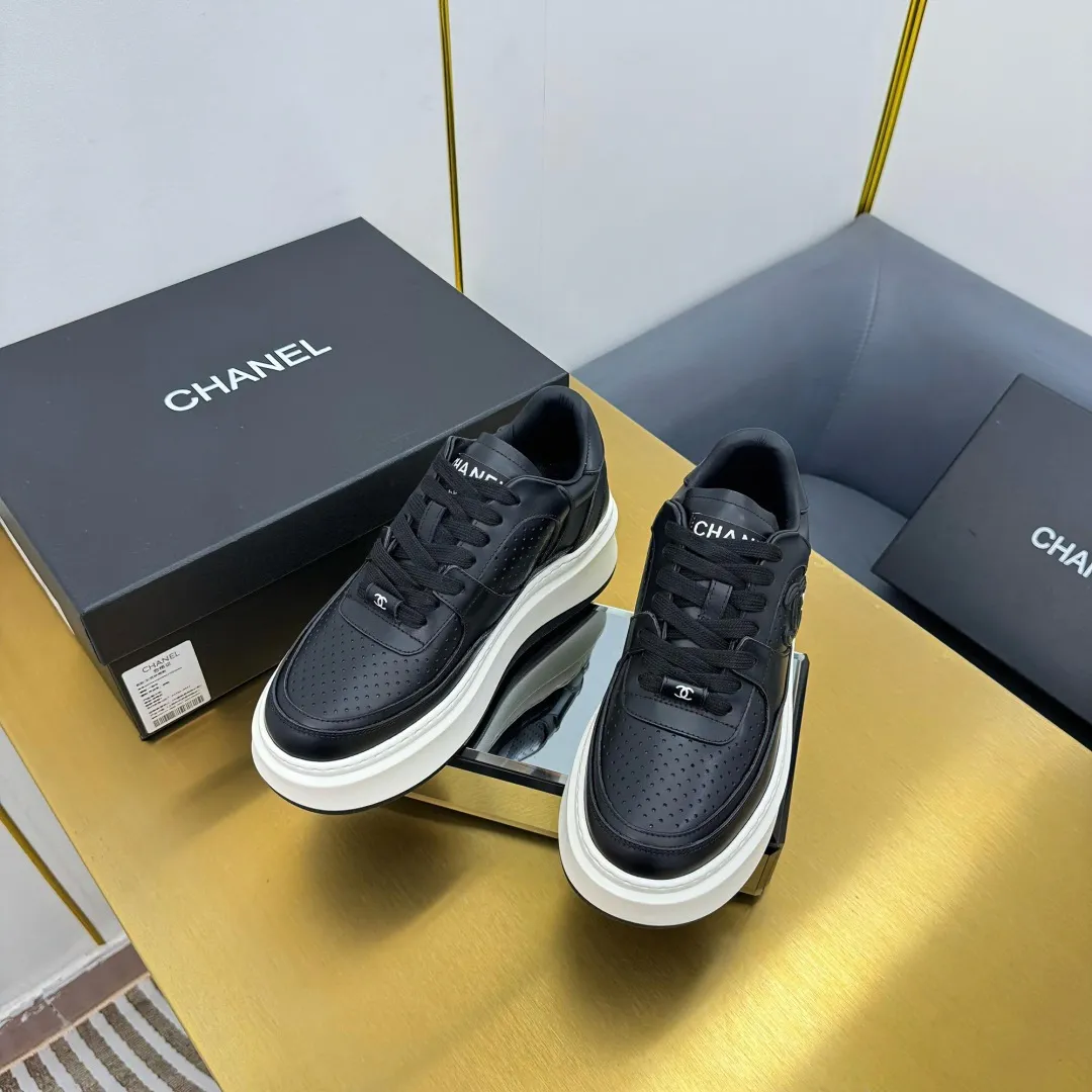 👟👟Ex-factory price 600👟👟 Upgraded version, upgraded version, upgraded version! No rebuttal accepted! ! ! ! Chanel Chanel panda shoes! 2025 counter's top casual sports shoes. This classic design; the upper is electro-embroidered with a variety of techniques; the outsole is fashionable and sporty; the unusual inclusion of a variety of color matching elements... The diversified mix and match is very good-looking and versatile, and can be used for leisure, fashion, sports, and outdoor... ꫛꫀꪝ Go➫ Materials: ❶Upper made of: original imported first-layer silk cowhide + original waterproof cloth + original first-layer cowhide ❷Inner lining: Original Yangli+Net ❸Outsole based on: Original TPU combination outsole Counter boutique packaging complete set for women 35–41 👉 👉